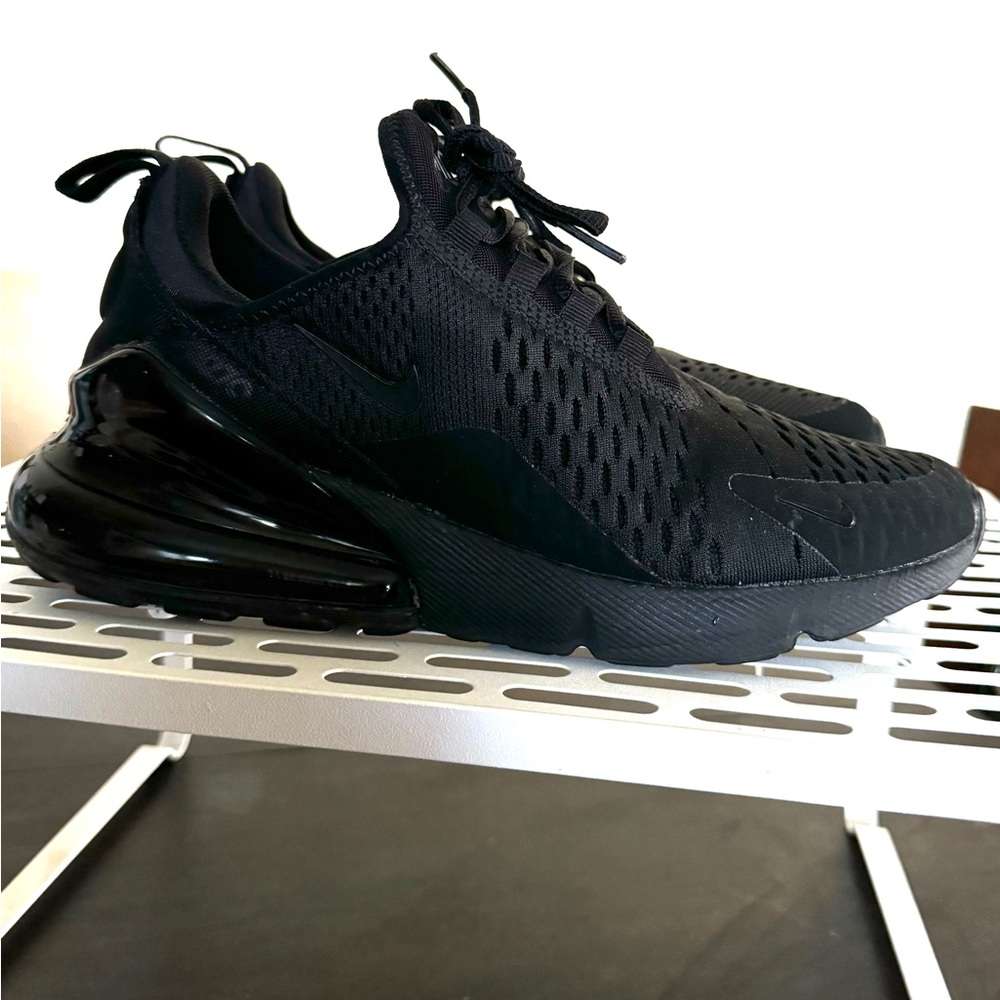 Nike Air Max 270 Women’s Black Sneakers Size 7 in great condition!